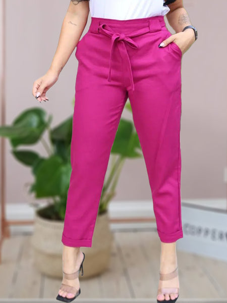 Calça clochard em linho com elastano, cintura ajustável.
